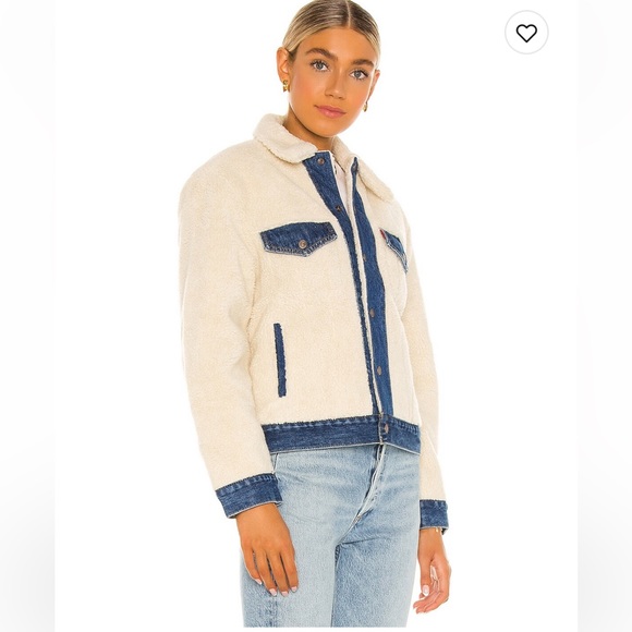 LEVI’S- Like new- Sherpa trucker jacket - Picture 2 of 4